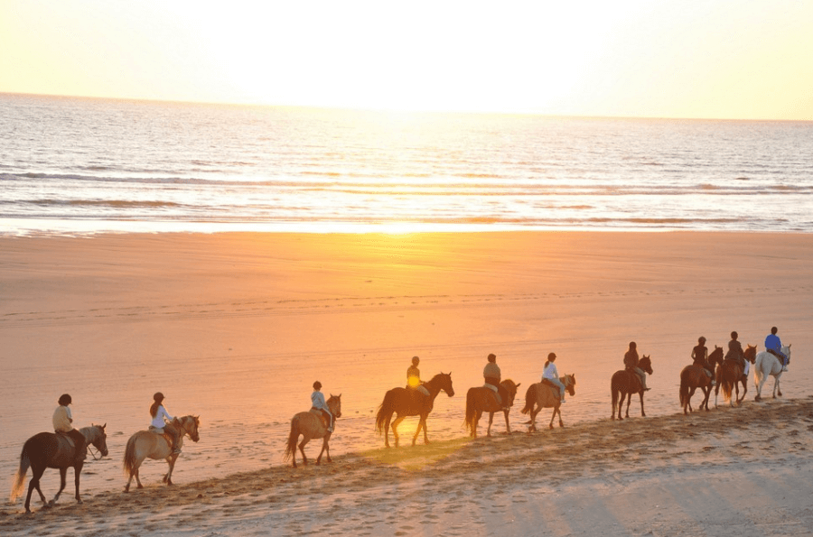 Faire du cheval sur la plage