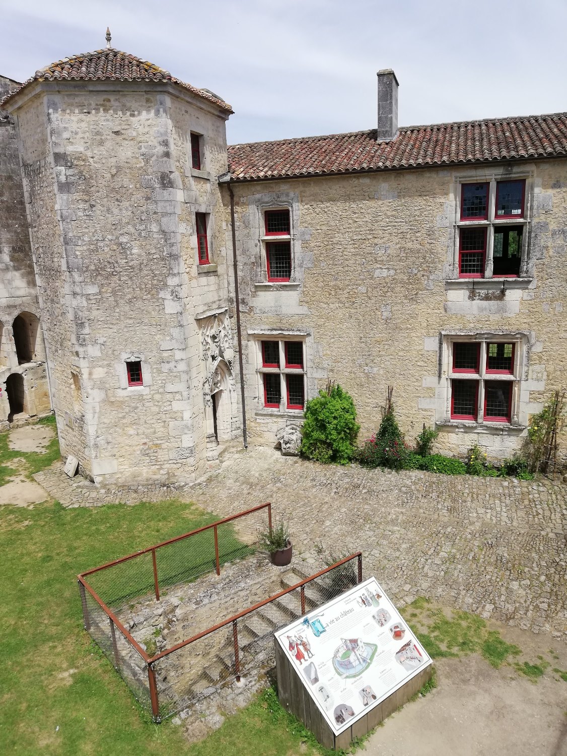 Une Journee Au Chateau De Saint Jean D Angle Infiniment Charentes